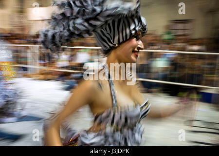 Murgas traditionnel et les écoles de samba au cours de l'appel (Llamadas) procession qui démarre officiellement le carnaval de Montevideo, Uruguay. Est le l Banque D'Images