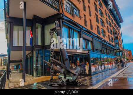 OSLO, Norvège - 8 juillet, 2015 : Charmant appartement d'architecture rustique moderne et les immeubles de bureaux au bord de l'Aker Brygge 24h au coucher du soleil. Banque D'Images