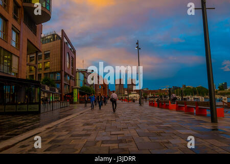 OSLO, Norvège - 8 juillet, 2015 : Aker Brygge populaires jetée principale pendant le coucher du soleil, heure de ville visible dans la distance. Banque D'Images