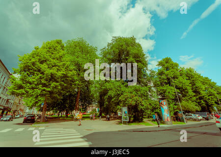 OSLO, Norvège - 8 juillet, 2015 : Entrée à l'Olaf Ryes Plass, parc de loisirs situé au quartier charmant qui Gunerlokka avec beau vert tre Banque D'Images