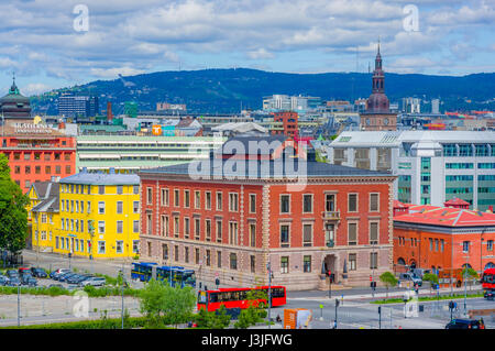 OSLO, Norvège - 8 juillet, 2015 : Très belle vue à partir de la toiture du bâtiment de l'opéra célèbre montrant Homenkollen saut à ski Hill dans le lointain coteau verdoyant. Banque D'Images