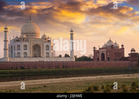 Taj Mahal coucher du soleil vue depuis les rives de la rivière Yamuna. Taj Mahal est un mausolée en marbre blanc, désigné comme site du patrimoine mondial de l'UNESCO Banque D'Images