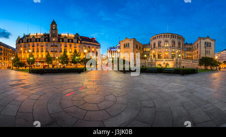 OSLO, Norvège - 12 juin 2014 : le Parlement de Norvège à Oslo. Situé au 22 de la rue Karl Johans gate, il a été mis en service le 5 mars 1866 et a été conçu par Banque D'Images