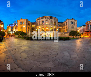 OSLO, Norvège - 12 juin 2014 : le Parlement de Norvège à Oslo. Situé au 22 de la rue Karl Johans gate, il a été mis en service le 5 mars 1866 et a été conçu par Banque D'Images