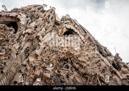 La façade de la Nativité de la Sagrada Familia de Barcelone, Espagne Banque D'Images