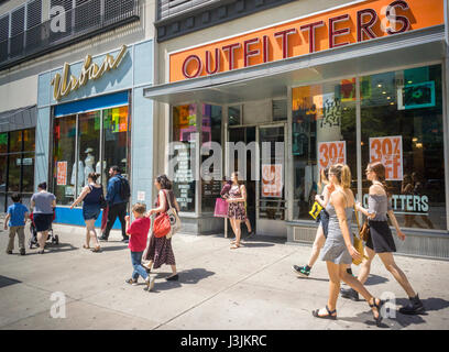 Urban Outfitters un magasin de détail dans le quartier Upper West Side de New York le samedi 29 avril, 2017. L'investisseur activiste CtW Investment Group recommande aux actionnaires de voter contre la réélection de deux administrateurs au conseil dans un effort pour briser ce qu'ils appellent "extrême insularité' et d'accroître la diversification du conseil. Le détaillant possède également le peuple libre et Anthropologie marques. (© Richard B. Levine) Banque D'Images