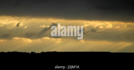 AJAXNETPHOTO. FROISSY, FRANCE. - SOMME - PAYSAGE ORAGEUX CIEL D'ÉTÉ SUR L'ancien champ de bataille de la SOMME ET DU PAYSAGE. PHOTO:JONATHAN EASTLAND/AJAX REF:D132209 3472 Banque D'Images