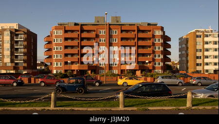 AJAXNETPHOTO. WORTHING, Angleterre. - Défilé de l'Ouest - IMMEUBLES D'APPARTEMENTS DONNANT SUR LA MANCHE. PHOTO:JONATHAN EASTLAND/AJAX REF:81011 Banque D'Images