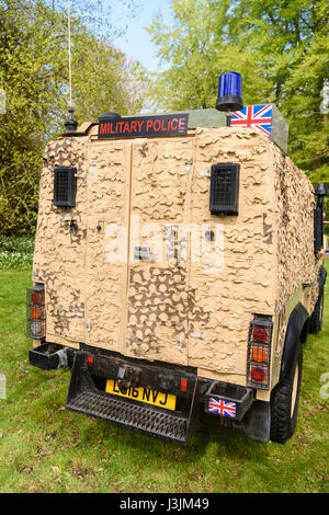 La police militaire de l'armée britannique landrover avec camouflage de désert. Banque D'Images