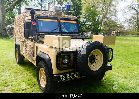 La police militaire de l'armée britannique landrover avec camouflage de désert. Banque D'Images