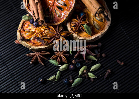 Épices réchauffement sur bambou - bâtons de cannelle, cardamome, girofle, fruit de bael, baies de genièvre et d'anis étoilé Banque D'Images