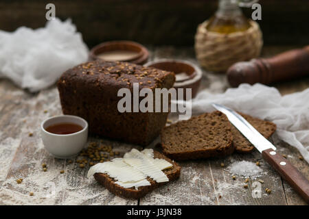 Le beurre et le pain pour le petit-déjeuner sur fond de bois rustique. Banque D'Images