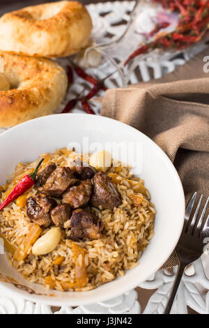 - Riz pilaf à la viande et légumes sur la table. Pilaf à l'agneau et l'ail zira Banque D'Images