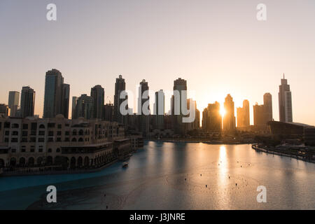 DUBAI UAE 31 janvier 2017 célèbre la fontaine musicale à Dubaï avec des gratte-ciel en arrière-plan sur une belle soirée d'été Banque D'Images