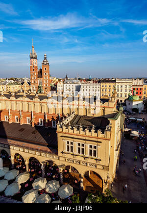 La Pologne, dans la voïvodie de Petite-Pologne, Cracovie, place du marché, Basilique Sainte-Marie et Halle aux Draps Banque D'Images