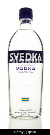 Winneconne, WI - 3 mai 2017 : une bouteille de vodka Svedka isolé sur un arrière-plan. Banque D'Images