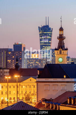 La Pologne, Voïvodie de Mazovie, Varsovie, vue en direction de la tour de l'horloge du Palais Jablonowski et gratte-ciel de Varsovie Spire Banque D'Images