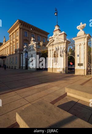 La Pologne, Voïvodie de Mazovie, Varsovie, la rue Krakowskie Przedmiescie, porte principale de l'Université de Varsovie Banque D'Images