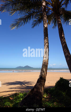 Mission Beach avec en arrière-plan de Dunk Island, Queensland, Australie Banque D'Images