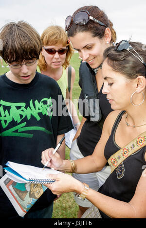 Miami Florida,Bicentennial Park,Miami Herald,journal,Herald Hunt,chase,résoudre,indices,puzzle,jeu,travail d'équipe,travail ensemble,adulte femme wome Banque D'Images