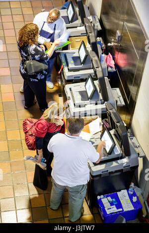 Miami Florida,Stephen P. Clark Government Centre,centre,vote par anticipation,élection présidentielle de 2008,Black man men male,woman female féminine,bulletin de vote, Banque D'Images