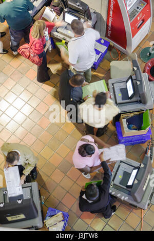 Miami Florida,Stephen P. Clark Government Centre,centre,vote par anticipation,élection,élection présidentielle de 2008,Black Blacks African African Ethnic minorité Banque D'Images