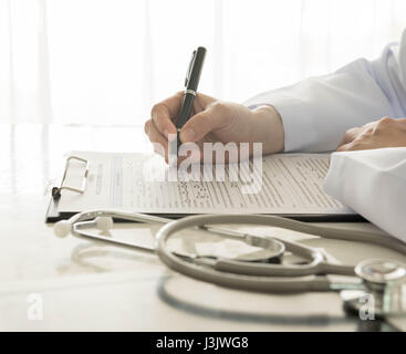 Close-up de médecin en prenant des notes sur l'hôpital Banque D'Images