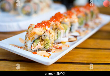 Rouleaux de Sushi sur une plaque dans le restaurant Banque D'Images