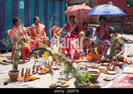 Le rituel religieux dans la Kumbeshwar Mahadev Mandir, PATAN ou LALITPUR Kathmandu Népal Banque D'Images