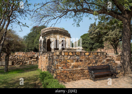 Historique médiévale ruines à la site de Qutb Minar à Delhi forment le complexe qutb, qui est un unesco world heritage site. Banque D'Images