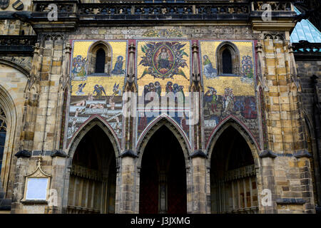 Le 14 ème siècle mosaïque du Jugement dernier au-dessus de la porte d'or de la Cathédrale St Vitus. Prague, République tchèque. Banque D'Images