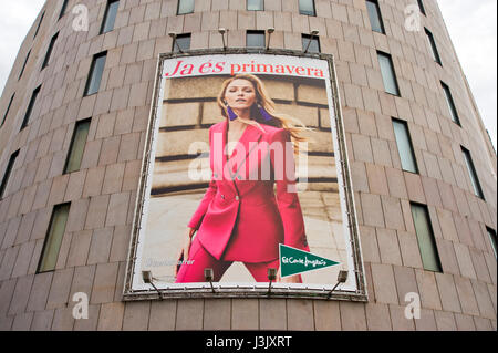 Sur le panneau de façade du grand magasin El Corte Ingles à Barcelone, Espagne ES EU Banque D'Images