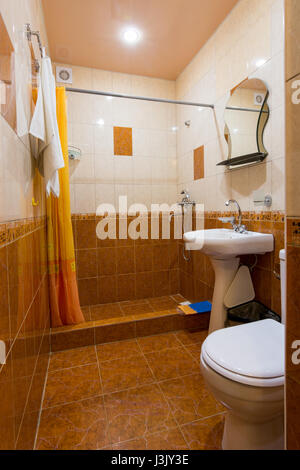 Salle de bains avec toilettes à l'hôtel, vue générale Banque D'Images