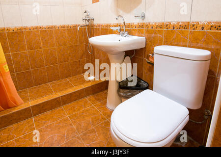 Salle de bains avec toilettes à l'hôtel, douche, lavabo et toilettes Banque D'Images