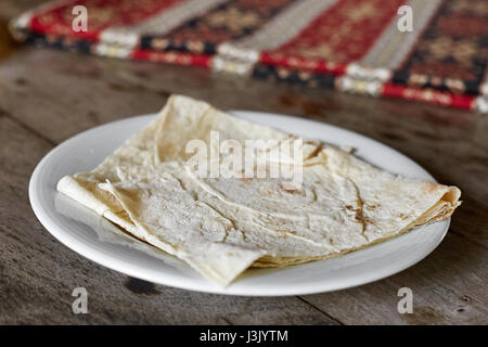 Pain lavash arménien sur table en bois. Banque D'Images