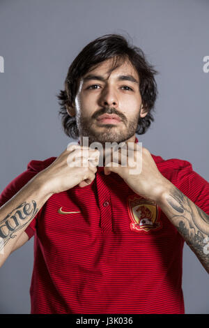 Portrait de joueur de soccer brésilien Ricardo Goulart de Guangzhou Evergrande Taobao C.F. pour le Football Chinois 2017 Super League, dans la ville de Guangzhou, province du Guangdong en Chine du Sud, 18 février 2017. Banque D'Images