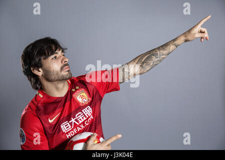 Portrait de joueur de soccer brésilien Ricardo Goulart de Guangzhou Evergrande Taobao C.F. pour le Football Chinois 2017 Super League, dans la ville de Guangzhou, province du Guangdong en Chine du Sud, 18 février 2017. Banque D'Images