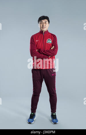 Portrait de l'entraîneur-chef Jia Xiuquan de Henan Jianye C.F. pour le Football Chinois 2017 Super League, à Zhengzhou, province du Henan en Chine centrale, 19 février 2017. Banque D'Images