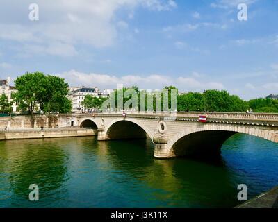 Vert et Bleu la réflexion sur la Seine, Pont Marie (pont), Paris, France. Banque D'Images