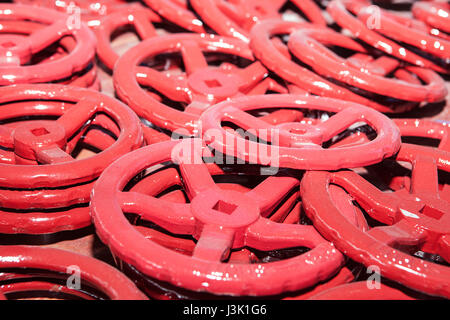 Les roues peintes en rouge pour le globe et gate valves sont stockés dans un entrepôt Banque D'Images