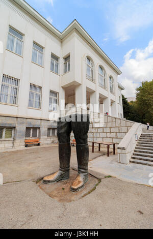 Reza Shah boots statue devant le musée mellat. Sa'dabad palace complexe, Téhéran, Iran Banque D'Images