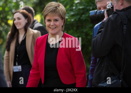 Londres, Royaume-Uni. 19 avril, 2017. Nicola Sturgeon, leader du SNP, arrive au Parlement de voter sur un projet d'élection générale. Credit : Mark Kerrison/Alamy Banque D'Images