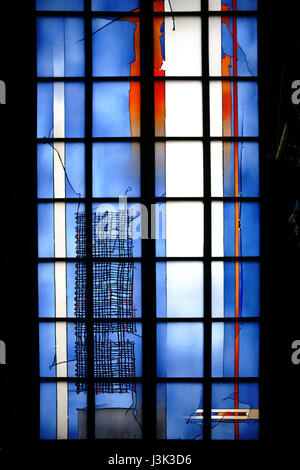 Mainz, Allemagne - 20 Avril 2017 : Le nouveau et moderne peint en bleu de la fenêtre de la chapelle chapelle sacrements et la croix autel dans la Cathédrale de Mayence sur Banque D'Images