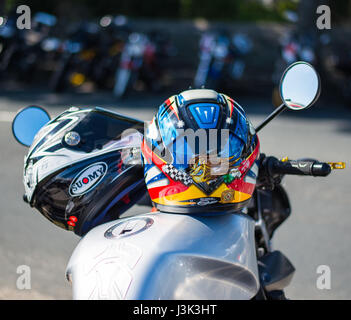 Les motards casque sur une moto TT, au cours de la tribune du Grand Prix Festival de Manx Banque D'Images