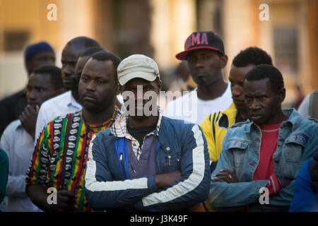 Rome, Italie. Le 05 mai, 2017. Manifestation d'immigrés à rechercher la vérité et la justice sur la mort de Nian Maguette, vendeur de rue du Sénégal. Credit : Andrea Ronchini/Pacific Press/Alamy Live News Banque D'Images