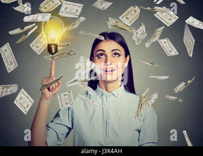 Femme sous la pluie d'argent vers le haut à une idée lumineuse Light bulb Banque D'Images