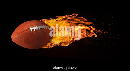 Football vol enveloppé par des flammes à l'étincelle, sur un fond noir. Concept d'un concours ou fiery fast moving ball. Banque D'Images