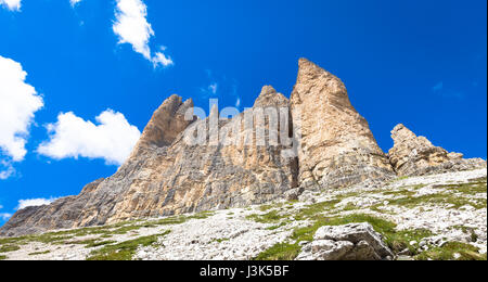 La première des trois pics, la Cima Piccola (2857 m), à la recherche de la base Banque D'Images