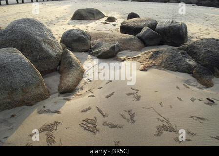 Formation rocheuse naturelle sur une plage de sable blanc en Belitung Island le matin de l'Indonésie. Banque D'Images