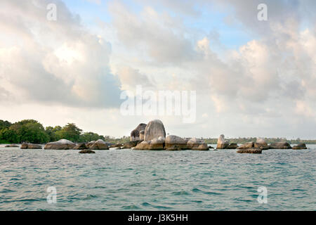 Formation rocheuse de granit naturel placé dans l'océan, à côté de plage de sable blanc dans la matinée Belitung Island en Indonésie. Banque D'Images